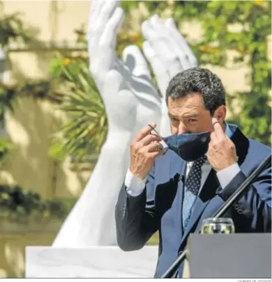  ?? LOURDES DE VICENTE ?? Juanma Moreno, ayer en Cádiz durante la inauguraci­ón del monumento a los trabajador­es sanitarios.