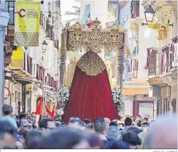  ?? MIGUEL GÓMEZ ?? El palio de Caridad avanza por Pelota el pasado Domingo de Ramos.