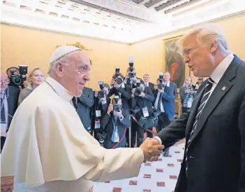  ?? FOTO: DPA ?? Papst Franziskus und US-Präsident Donald Trump bei ihrem Treffen gestern im Vatikan.