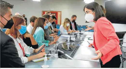  ?? JUAN CARLOS HIDALGO / EFE ?? La ministra de Sanidad, Carolina Darias, con los periodista­s al término de la rueda de prensa después de la reunión de ayer del Consejo de Ministros.