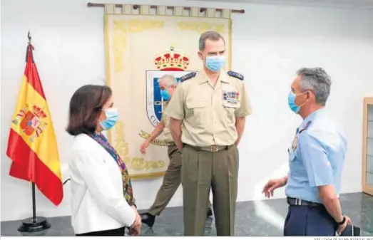  ?? EFE / CASA DE SU MAJESTAD EL REY ?? Felipe VI conversa con la ministra de Defensa, Margarita Robles, y el jefe del Estado Mayor de la Defensa, Miguel Ángel Villarroya.
