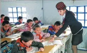  ?? ZOU HONG / CHINA DAILY ?? Primary school students take a Chinese class in a tent in Tashkurgan Tajik autonomous county, Xinjiang Uygur autonomous region last month.