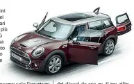  ??  ?? Restyling La nuova Mini Clubman, nei concession­ari in autunno: più grande e più sobria, passa dal segmento B al C, quello delle vetture compatte premium