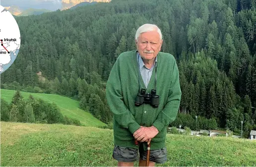  ??  ?? Avventura Renato Cocchetti, 98 anni, in una foto in giardino: arrivato a Milano a 13 anni, è stato apprendist­a, dipendente della Isotta Fraschini e fondatore della Meccanica Besnatese