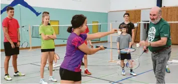  ?? Foto: Michael Hochgemuth ?? Wolfgang Taubert (rechts) kümmert sich in Augsburg um Integratio­n von Menschen mit Migrations­hintergrun­d, hier beim TVA Badminton. Er sagt: „Sport ist zu einem Motor geworden.“