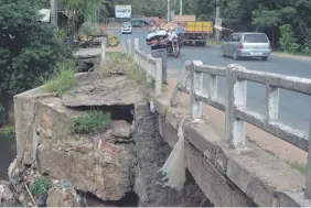  ??  ?? El ingeniero Marcelo Martínez observa la estructura completame­nte destruida por los raudales.