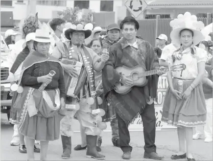  ?? XCA ?? Los personajes coloridos propios del Carnaval fueron parte del desfile ayer en Gualaceo. /