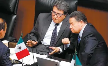  ??  ?? El senador Julio Menchaca, junto con el coordinado­r Ricardo Monreal.