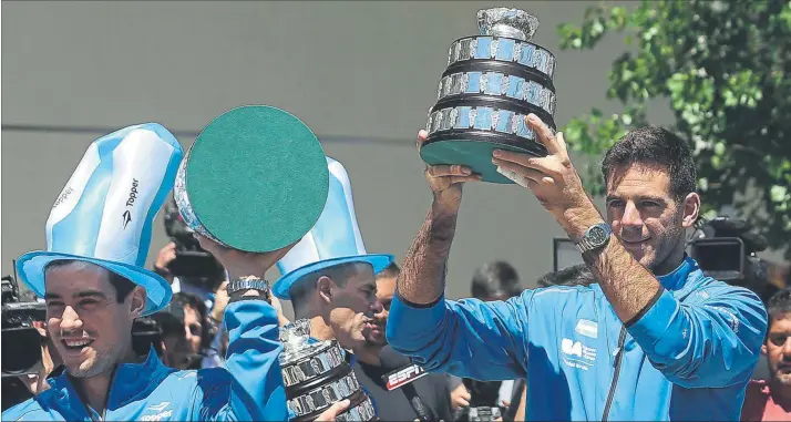  ?? FOTO: EFE ?? Del Potro ayer en el caluroso recibimien­to que le brindó la afición en Buenos Aires