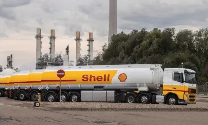  ?? ?? Tanker trucks parked outside the Pernis refinery in Rotterdam, Netherland­s. Shell shares gained1.5% on Monday. Photograph: Bloomberg/Getty Images