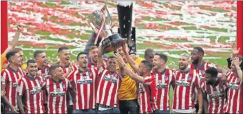  ??  ?? La plantilla del Atlético con el título de LaLiga 20-21 en el Wanda.