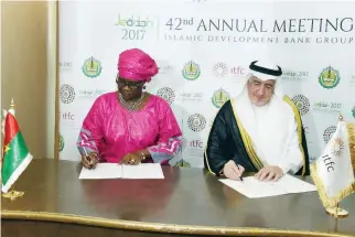  ??  ?? Hani Salem Sonbol, CEO of ITFC, and Hadizatou Rosine Coulibaly, minister of economy, finance and developmen­t and IDB governor for Burkina Faso sign pact.