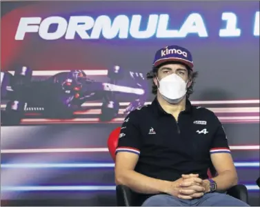  ??  ?? Fernando Alonso atiende a los medios durante la rueda de prensa de la FIA del GP de Austria.