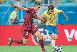  ??  ?? DISPUTA. El venezolano Yordan Osorio y el brasileño Philippe Coutinho luchan por el balón durante el partido en el estadio Fonte Nova.