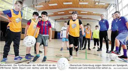  ?? BILD: OLIVER PERKUHN ?? Ballverlie­bt: Die Fünftkläss­ler der Fußball-AG an der VfB-Trainer Selim Özyurt (von rechts) und die Spieler Oberschule Osternburg zeigen Geschick am Spielgerät. Frederik Lach und Nicolas Eiter sehen zu.