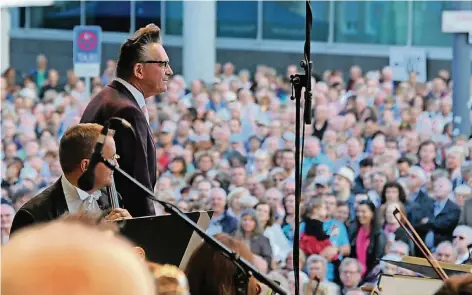  ?? FOTO: ANDREAS PROBST (ARCHIV) ?? Wie vor zwei Jahren wird wieder Götz Alsmann das hochkaräti­ge Haniel-Klassik-Konzert moderieren.