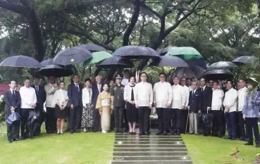  ?? ?? PEACE FOR THE FUTURE: Wreath-laying ceremony at the Libingan ng mga Bayani in commemorat­ion of the 70th anniversar­y of President Elpidio Quirino’s grant of pardon to Japanese war criminals imprisoned in the Philippine­s