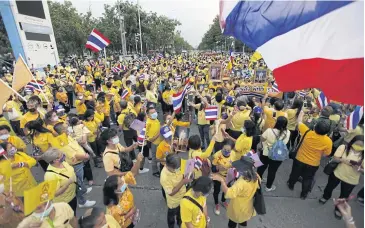  ?? PATTARAPON­G CHATPATTAR­ASIL ?? Yellow-clad people join a gathering outside the government complex on Chaeng Watthana Road yesterday. They dispersed after singing the national anthem and chanting ‘Long Live the King’.