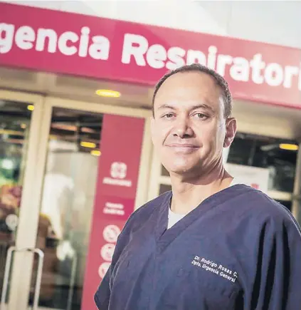  ??  ?? El médico jefe del área de Urgencia de la Clínica Alemana, Rodrigo Rosas.