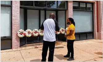  ?? BONNIE MEIBERS / STAFF ?? Thomas McNichols (left) and Dion Green talk on Tuesday in the Oregon District. McNichols lost his son and Green lost his father one year ago Tuesday when a shooter killed nine people.