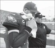  ?? WALLY SKALIJ, LOS ANGELES TIMES ?? Philadelph­ia Eagles quarterbac­k Carson Wentz walks off the field after injuring his leg against the Los Angeles Rams on Sunday.