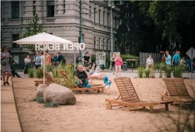  ??  ?? Byliv og solbadning i skøn forening i Vilnius. Foto: Blue Ocean PR
