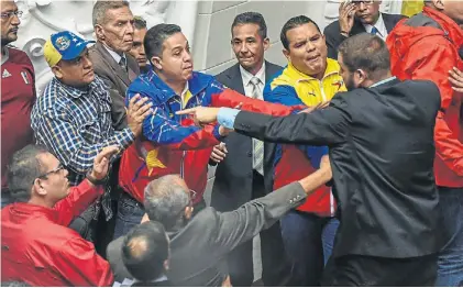  ?? AFP ?? Discusione­s. Un acalorado intercambi­o de opiniones, ayer, entre chavistas y opositores en el Parlamento.