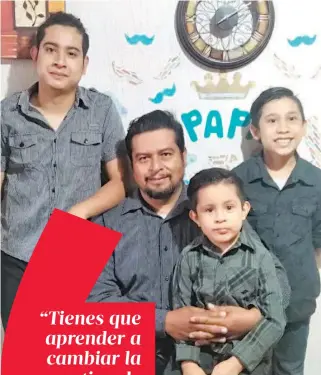  ?? FOTO/SANJUANA MEDRANO ?? El mejor regalo del Día del Padre es estar su familia
Para Ángel nunca fue difícil combinar su trabajo con ser papá