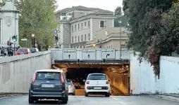  ??  ?? Sottopassi­no Castel Sant’Angelo Una galleria da risistemar­e (Lapresse)