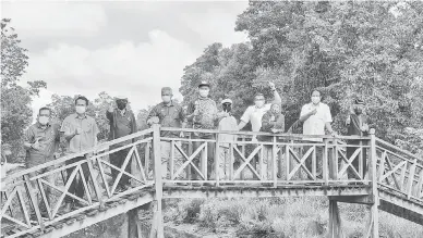  ??  ?? HIJAU: Nancy (lapan kiri) bersama Dr Noor Zari (empat kiri), Sufian, Paulus, Hasbi, Dr Abdul Rahman dan Ahmad (kanan) menikmati keindahan hutan paya bakau di Jeti Santaba, Kampung Patiambun, Limbang semalam.