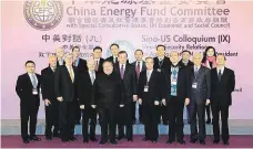  ?? Dokládá podle Jaroslava Tvrdíka fotografie z čínsko-amerického setkání, které v lednu uspořádal China Energy Fund. Akce se zúčastnil například exředitel CIA James Woolsey (druhý zleva) a Robert McFarlane (čtvrtý zleva), bezpečnost­ní poradce Ronalda Reagan ??