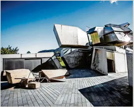  ??  ?? Das Steinhaus ist das persönlich­e „Opus magnum“des 2012 verstorben­en Architekte­n Günther Domenig