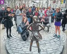 ?? DREW ANGERER / AFP ?? 3. Estatua de bronce frente al toro de Wall Street en Nueva York por la igualdad en los cargos ejecutivos
3