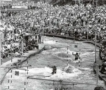  ?? Foto: Fred Schöllhorn ?? Von tausenden von Menschen besucht war der Eiskanal bei der Kanuslalom Weltmeiste­rschaft 1985 in Augsburg. Als Wettkampf stätte hat sich die ehemalige Olympia Anlage internatio­nal bewährt.