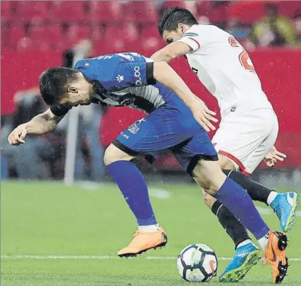  ?? FOTO: EFE ?? Superados Martín Aguirregab­iria intenta llevarse un balón ante Nolito en el choque que terminó con la derrota alavesista en Sevilla