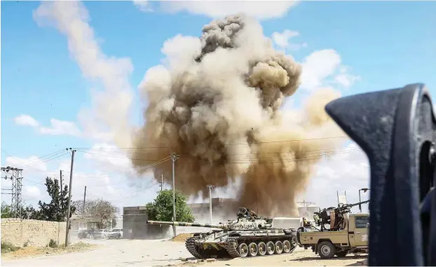  ?? Foto: AFP/Mahmud Turkia ?? Kämpfe der verfeindet­en libyschen Regierunge­n am Wochenende rund 30 Kilometer südlich der Hauptstadt Tripolis