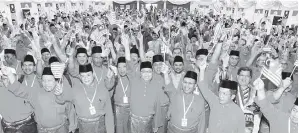  ??  ?? ISMAIL Sabri (tengah) mengibarka­n Jalur Gemilang bersama para Perwakilan pada Majlis Persidanga­n Perwakilan Umno Bahagian Jempol kelmarin. -Gambar BERNAMA