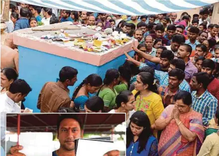  ?? PIX
AFP ?? Hindu devotees offering prayers to Lord Balaji, known as the ‘Visa God’, at the Chilkur Balaji temple in Rangareddy district, near Hyderabad, on Saturday. (Inset) Shreekanth Angirekula showing a copy of his and his family’s US visas.