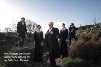  ??  ?? Folk-fürsten: Der irische Sänger Tony Christie mit der Folk-band Ranagri.