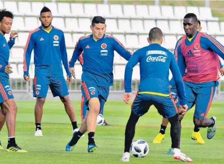  ?? MAURICIO MORENO/ADN ?? James Rodríguez (c), así no esté en plenitud física, podría ser titular este domingo cuando la Selección se enfrente con el cuadro polaco.