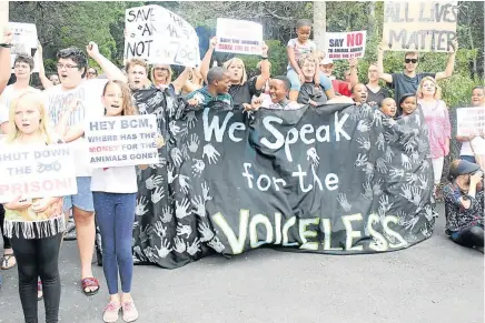  ?? Picture: ZOLILE ZAMISA ?? FOR THE LOVE OF ANIMALS: East London residents protested against the state of the zoo over the weekend