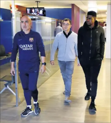  ??  ?? LESIONADO. Samuel Umtiti junto al doctor Pruna y el fisioterap­euta Juanjo Brau, ayer en Barcelona.