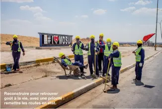  ??  ?? Reconstrui­re pour retrouver goût à la vie, avec une priorité : remettre les routes en état.