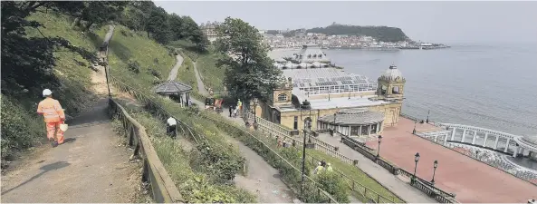  ??  ?? Scarboroug­h Council prepares for the start of the cliff stabalisat­ion work on South Cliff. A view of the area affected. Picture Richard Ponter 182701c