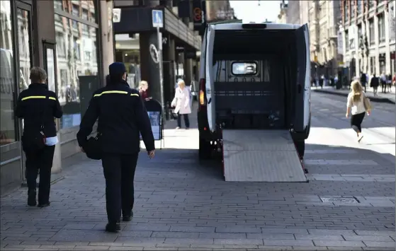  ?? FOTO: LEHTIKUVA/EMMI KORHONEN ?? PROBLEMGAT­A. Felparkera­de bilar på Alexanders­gatan sysselsätt­er både polis och parkerings­övervakare.