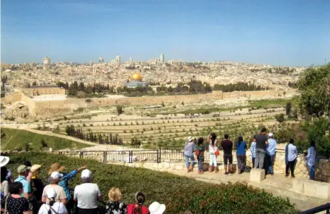  ??  ?? ■ Tourists take in an overview of Jerusalem, the City of David.