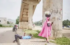  ?? PHOTO: ?? A young man lies down under a pedestrian bridge in Nicon Junction, Abuja David Exodus