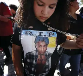  ?? Bild: BRYNN ANDERSON ?? SORG. Ayanna Gonzalez var en av tusentals sörjande fans som besökte minnesstun­den för Xxxtentaci­on på onsdagen.