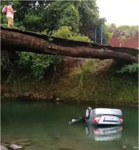  ?? EDGAR CHINCHILLA ?? El carro cayó al cauce del río Amapola.