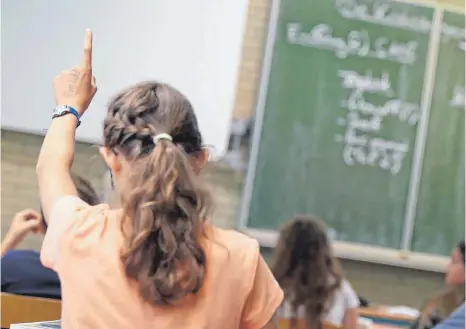  ?? FOTO: DPA ?? So viele Unterricht­sausfälle an Bayerns Schulen wie nie zuvor – das hat die SPD-Landtagsfr­aktion der Staatsregi­erung vorgeworfe­n und mehr Lehrerstel­len gefordert.